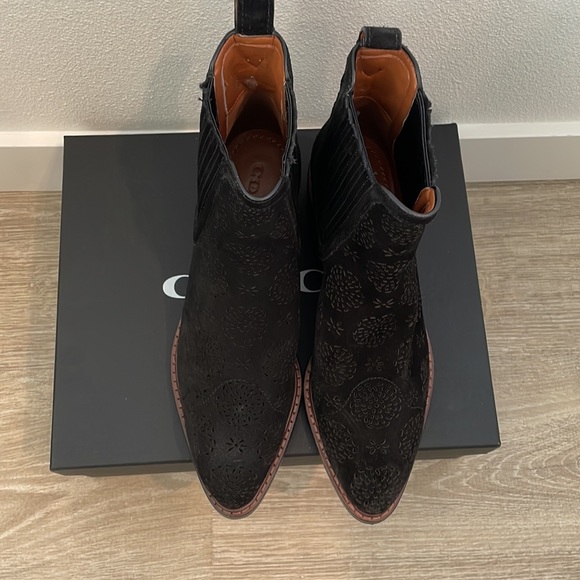 COACH Bowery Chelsea Boot with Cut Out Tea Rose in Black Suede Leather S… - Picture 7 of 15